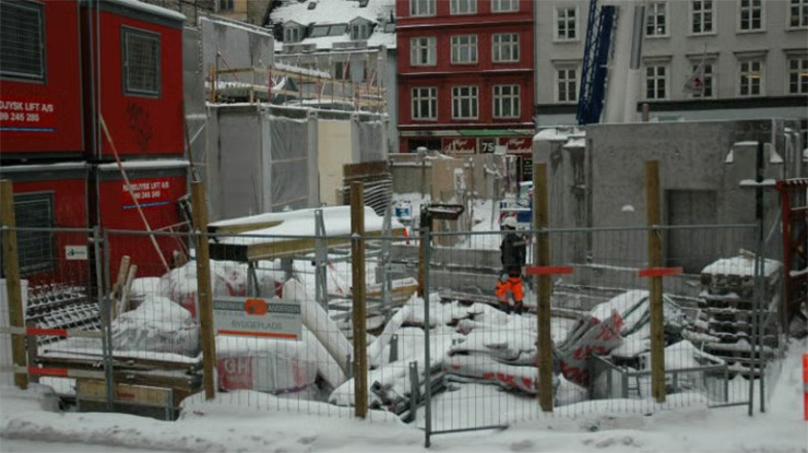Varmeslanger i brug til frostbeskyttelse på byggeplads om vinteren