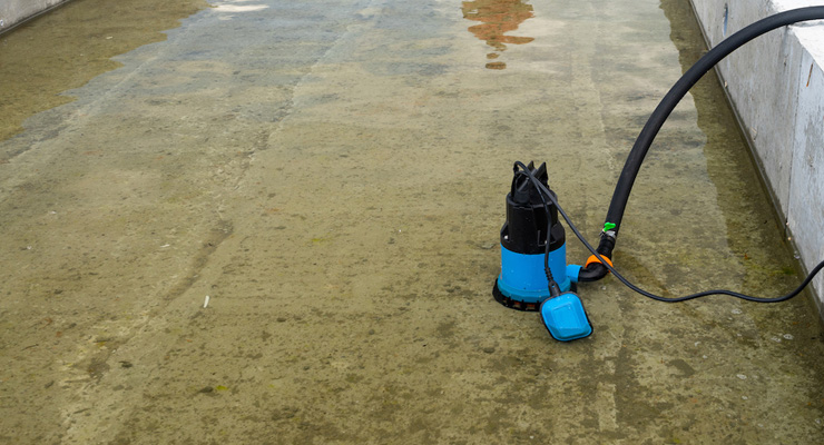 Dykpumpe i brug til at fjerne større mængder vand fra en kælder