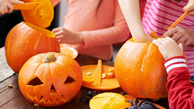 Udhulede græskar med lys til Halloween