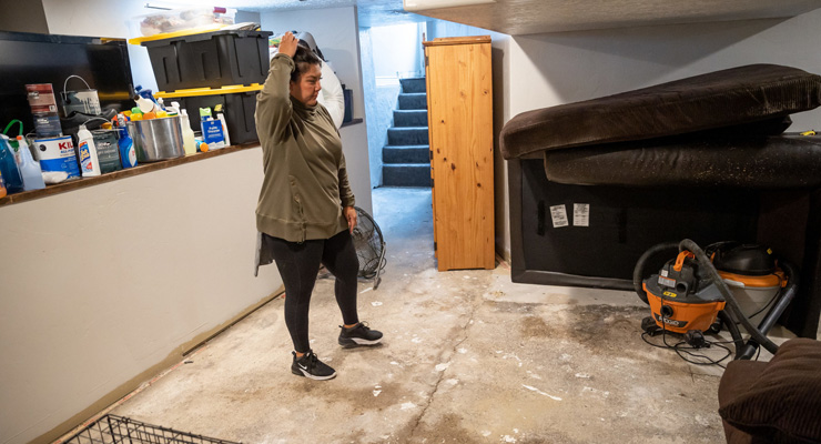 Oversvømmet kælder med vand på gulvet, opbevaringskasser og cykler – typisk scenarie efter skybrud