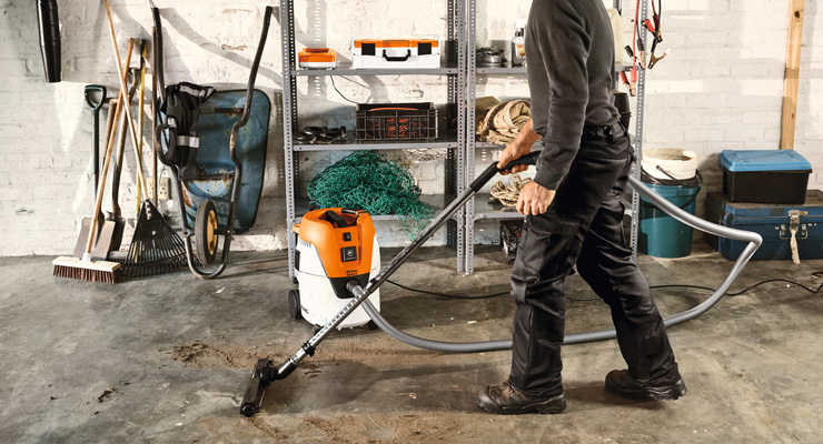 Vådstøvsuger i gang med at fjerne mindre mængder vand fra kældergulv
