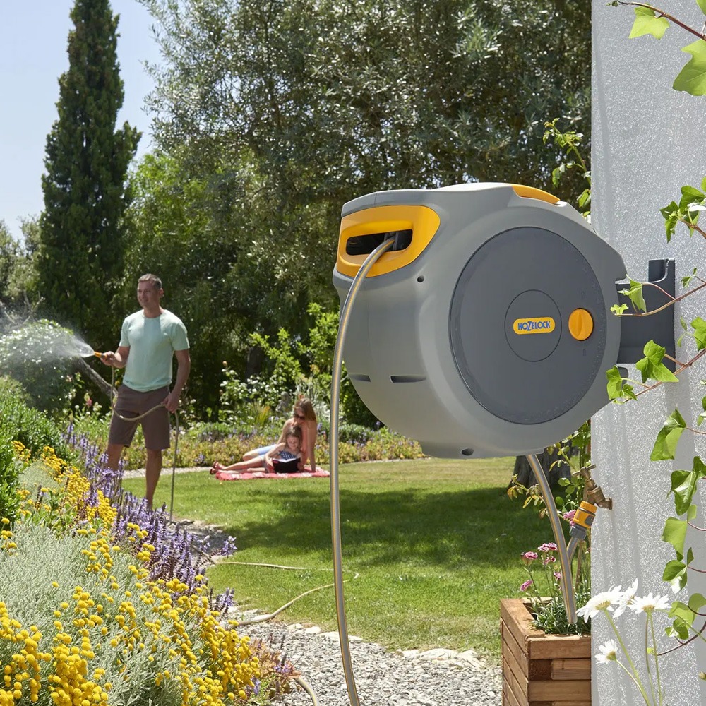 Hozelock 20 meter slangeopruller monteret på væg til havevanding