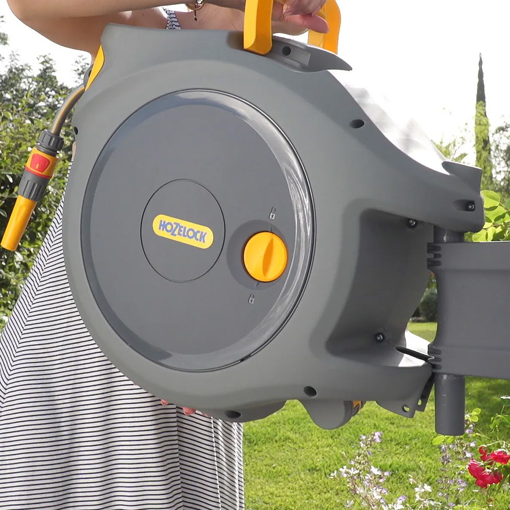 Sidefoto af Hozelock Auto Reel 30 m med 180 graders drejefunktion