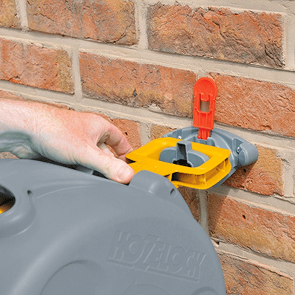 Manuelt oprul med stort håndtag på Hozelock Compact Reel 25 m