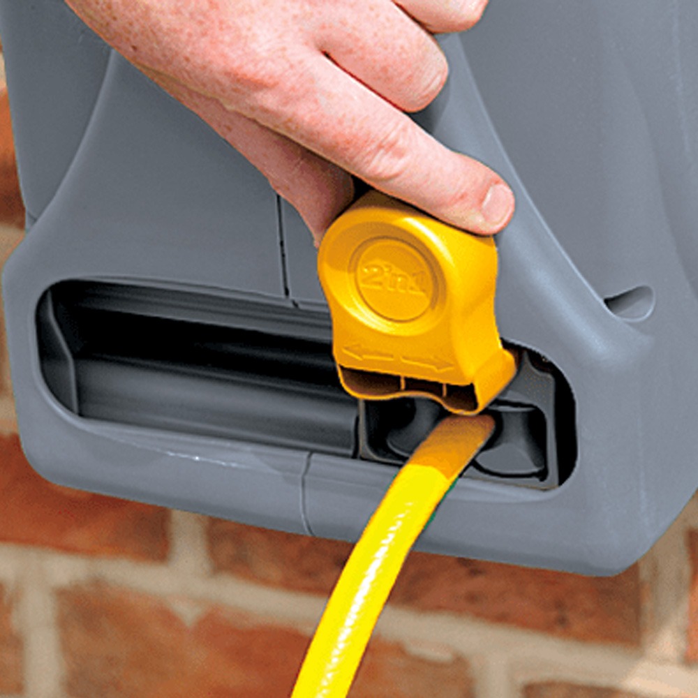 Nærbillede af Hozelock Compact slangeopruller med bærehåndtag