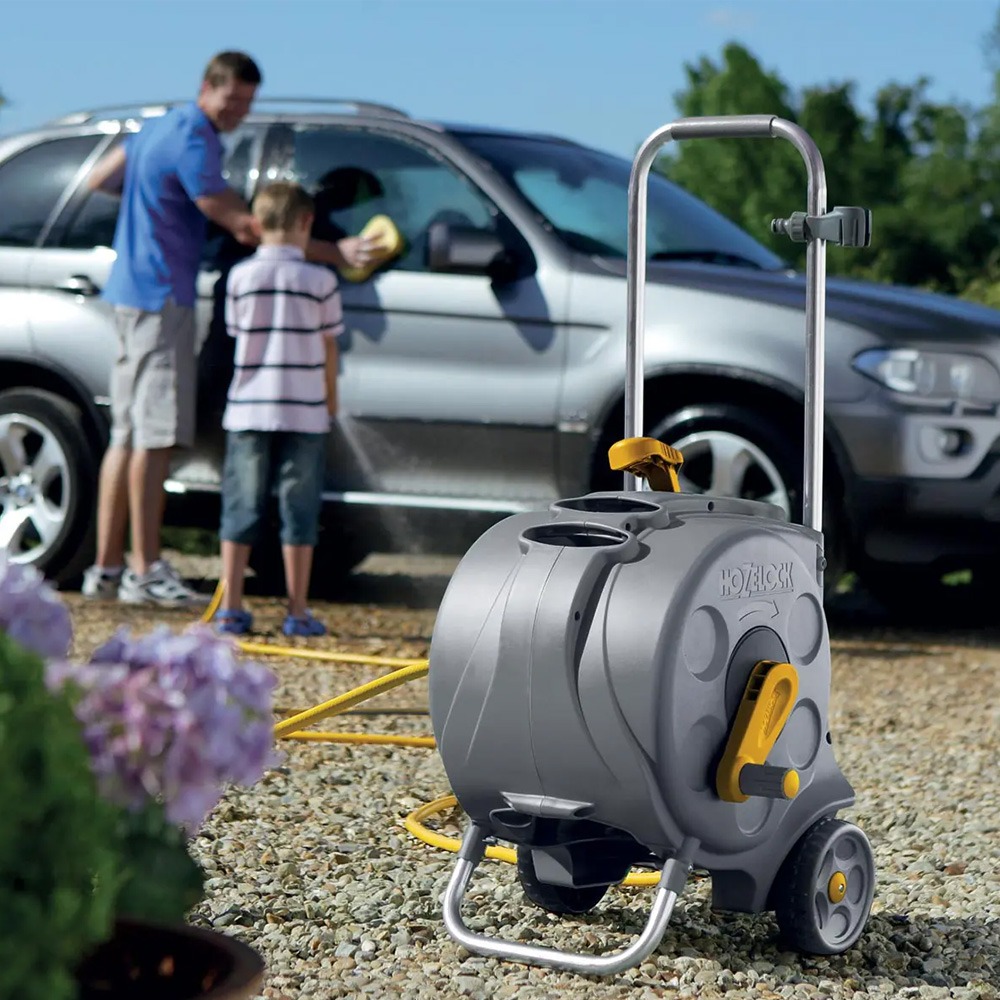 Enkelt manuelt oprul med stort håndtag på Hozelock Compact Cart