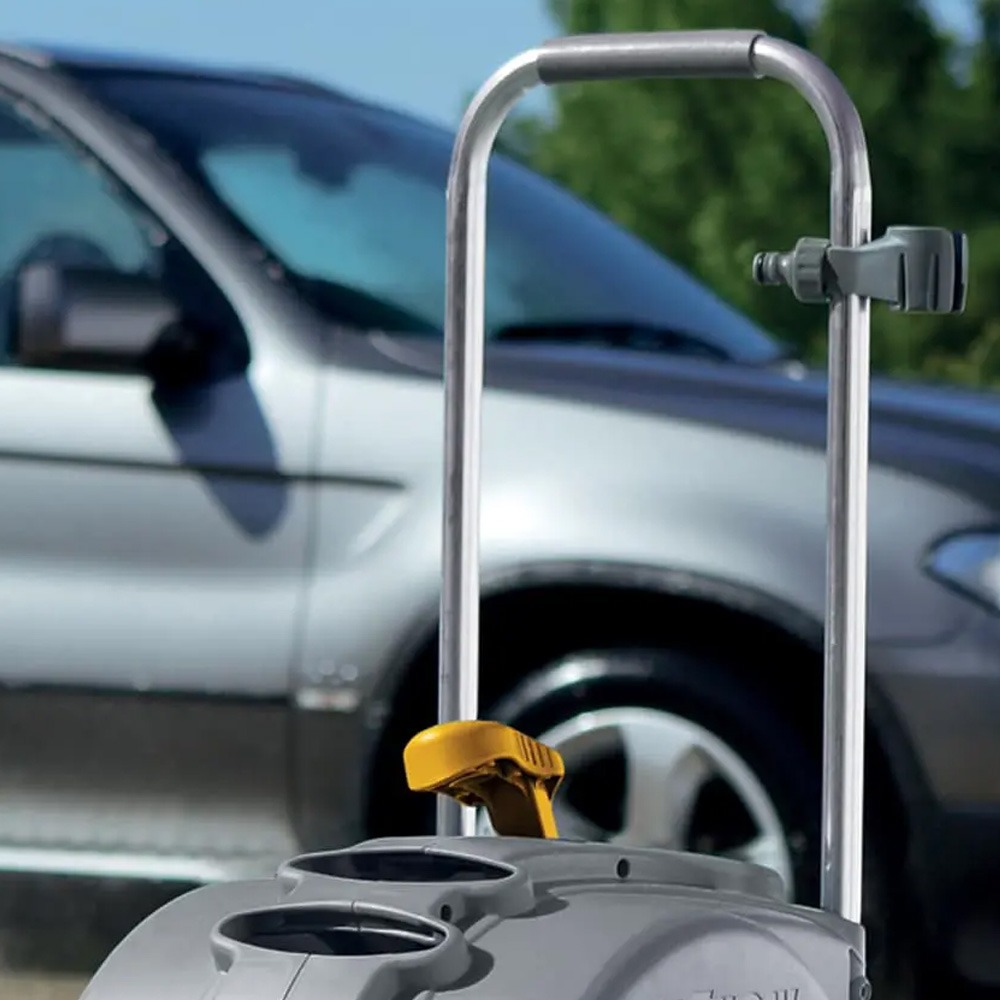 Nærbillede af træk-håndtag på Hozelock Compact Cart 30 m