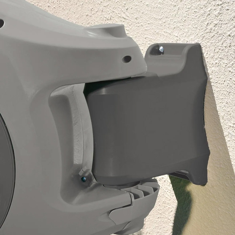 Nærbillede af Hozelock Auto Reel 40m med håndtag og beslag