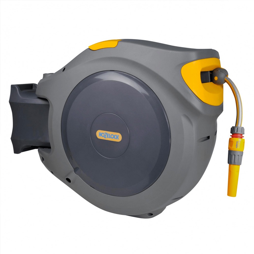 Hozelock slangeopruller 40 meter monteret på væg i have