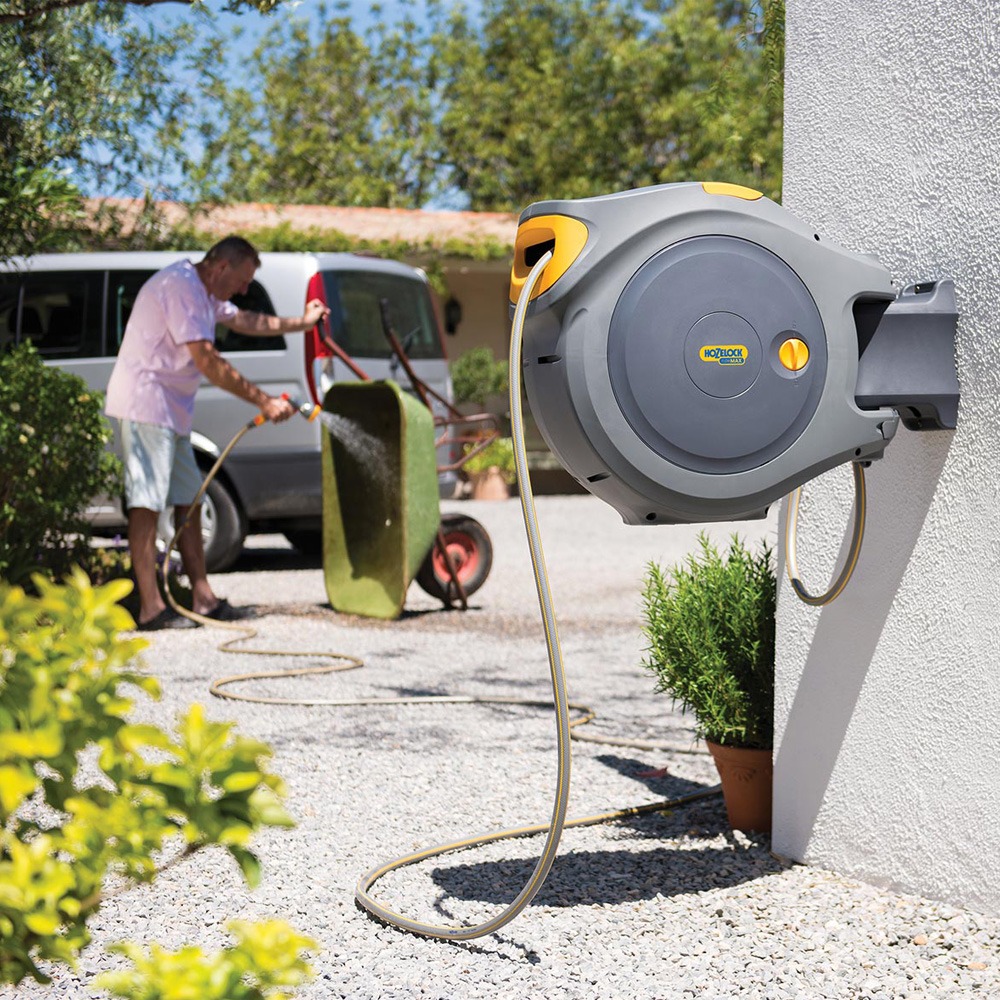 Nærbillede af Hozelock FlowMax Auto Reel med håndtag og beslag