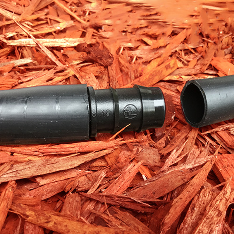 Dobbelte fortandede fittings med UV-stabilt materiale til pålidelige og holdbare vandingssystemer.