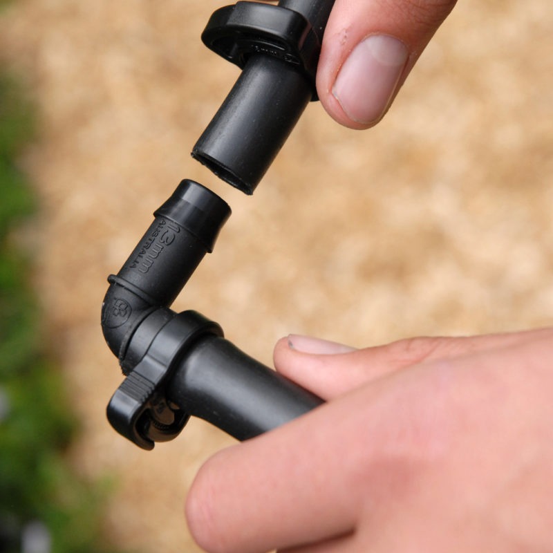 Nem montering af Vinkel Slangesamler 13mm på 13mm vandingsslanger.