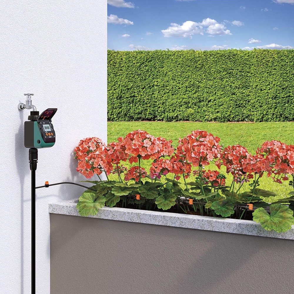 Aquauno Video-2 Plus vandingsur i brug i en frodig have - vandslanger.dk