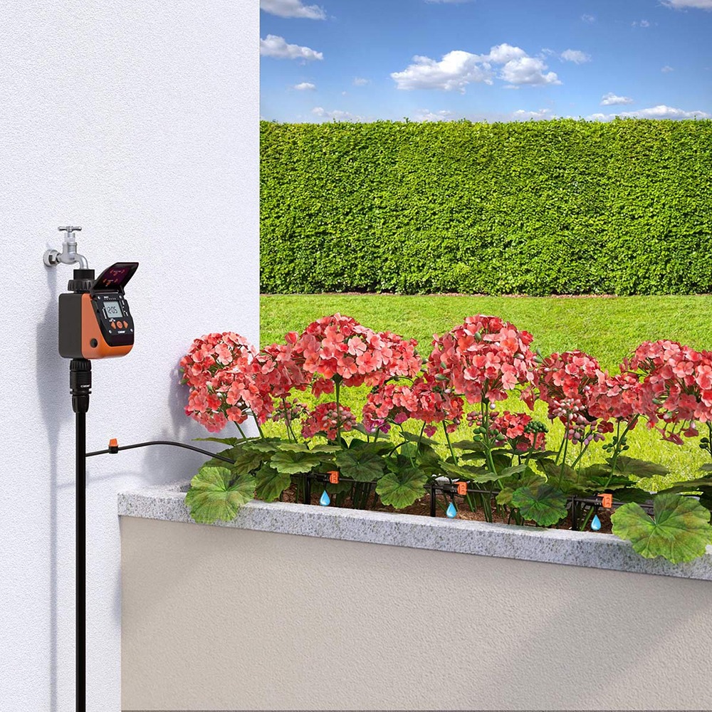 Aquauno Video-6 Plus vandingsur i brug i en frodig have - vandslanger.dk