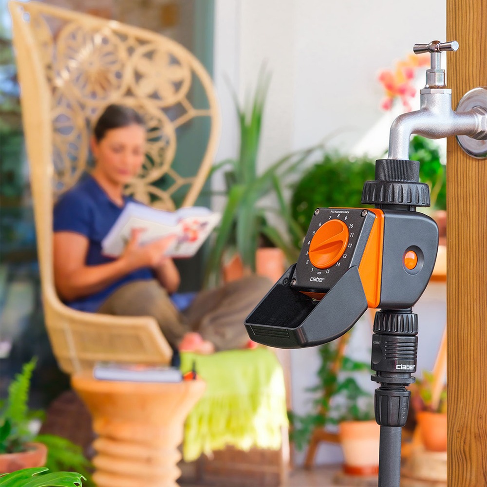 Aquauno Logica vandingsur i brug i en frodig have - vandslanger.dk