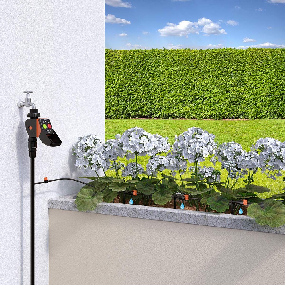 Aquauno Pratico monteret på vandhane – vander blomsterbed automatisk