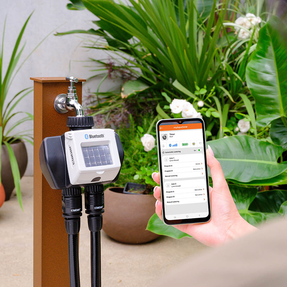 Close-up af Dual MyAquaSolar's kontrolpanel med Bluetooth forbindelse - vandslanger.dk