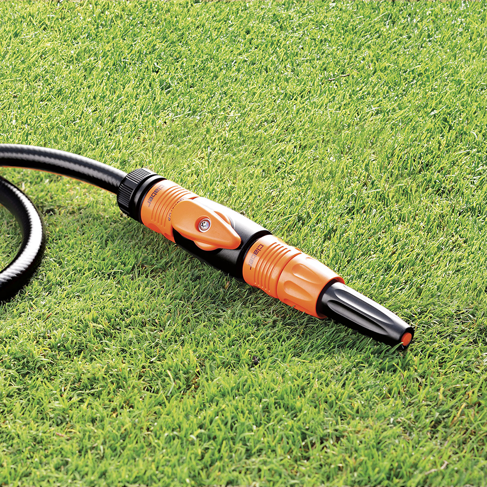 Justerbar strømkobling med lukkeventil, pålidelig til forbindelse af to slanger og strømregulering, testet op til 1,5 millioner klik.