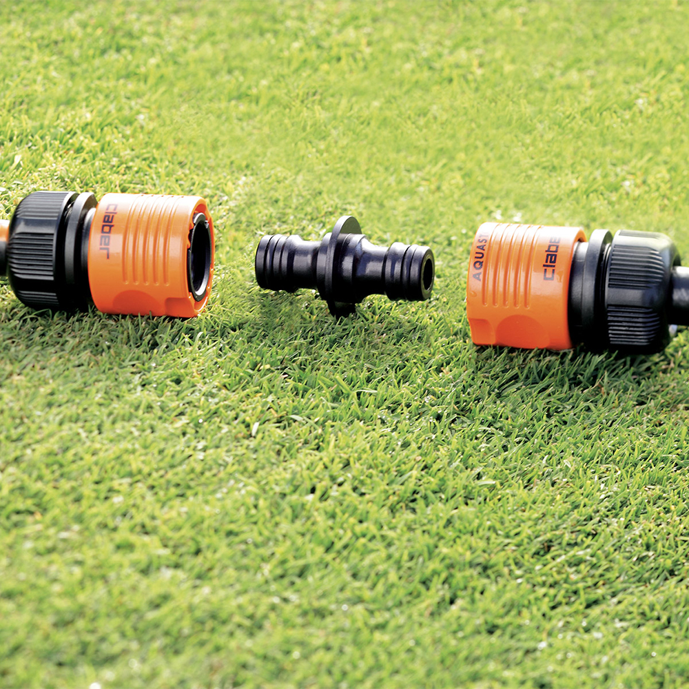 Få din have vandet effektivt med dette 1/2" Slangetilslutningssæt, der giver dig mulighed for at forbinde slanger i serie med tovejsconnector og valgfrie automatiske koblinger med aquastop.