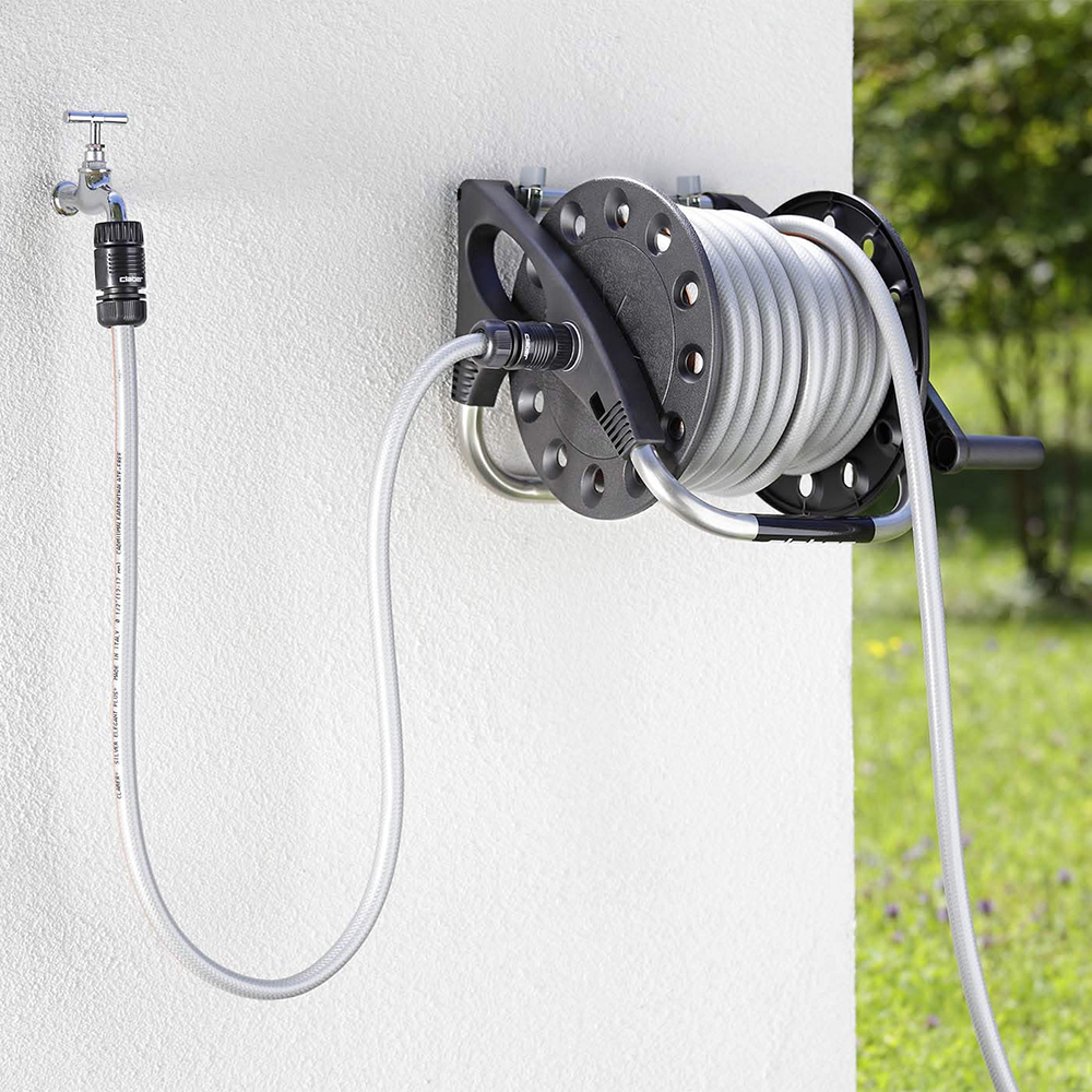 1,5m tilslutningsslange med automatiske koblinger, 3/4” - 1/2” hanekobling.