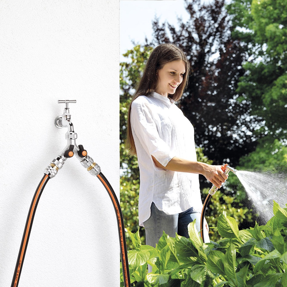 Claber 9602 monteret på udendørs hane med to tilsluttede slanger