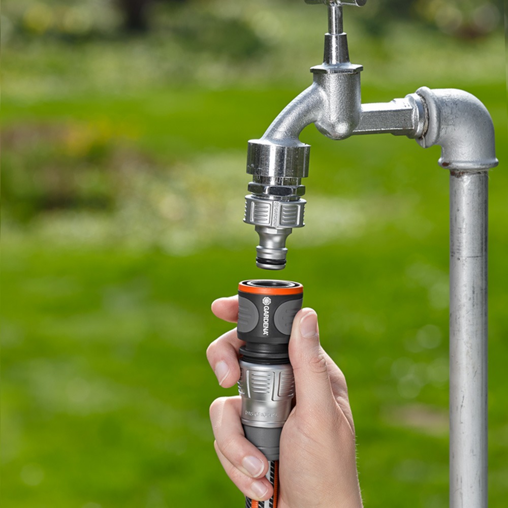 Kraftigt metalgreb på slangekobling