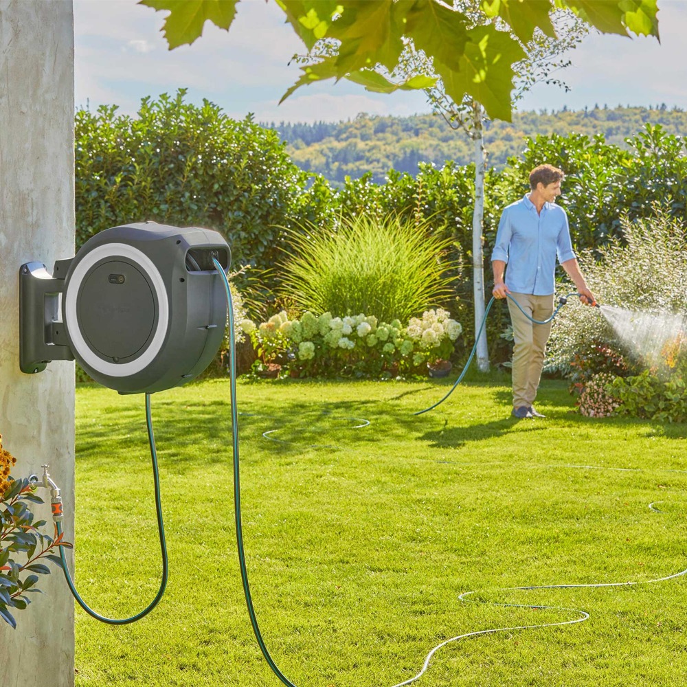Gardena PowerRoll 40m under brug i have, viser rækkevidde og fleksibilitet i slangeoprulning.