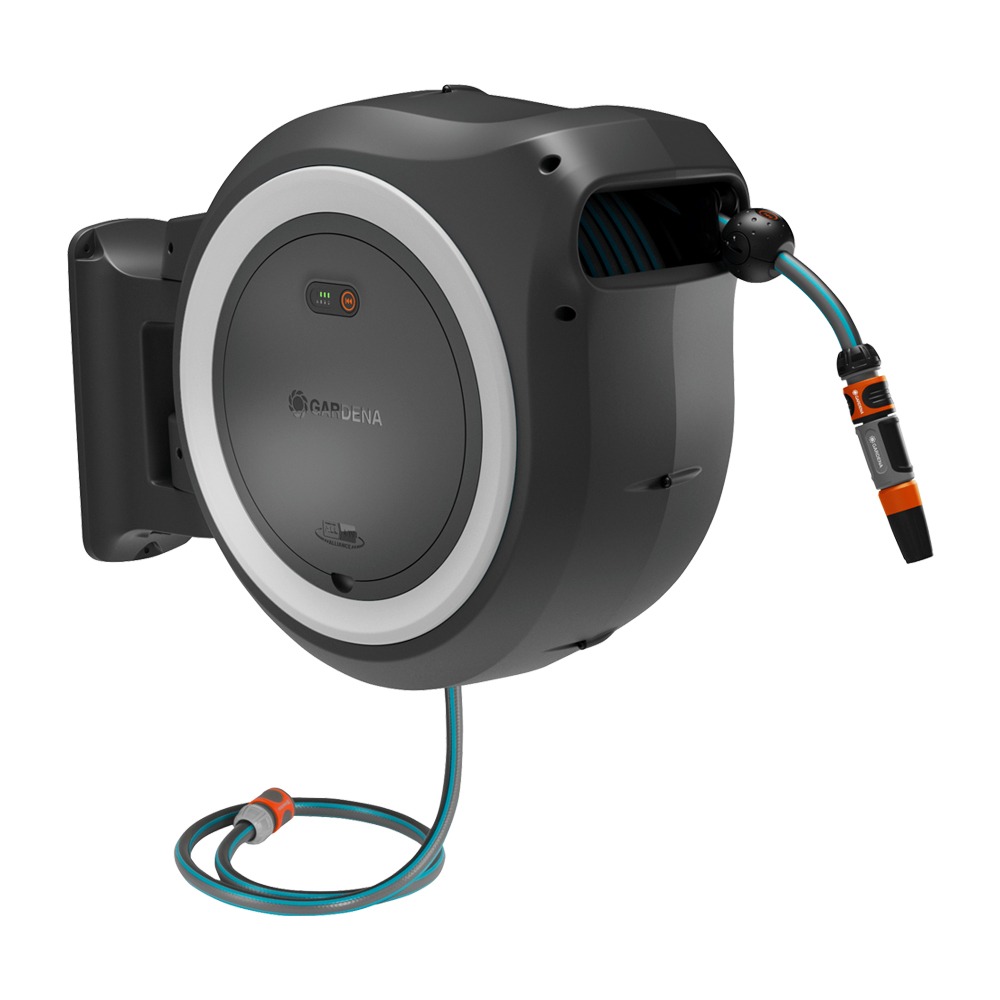 Gardena PowerRoll 40m hvid slangeopruller monteret på væg med automatisk oprulningsfunktion.