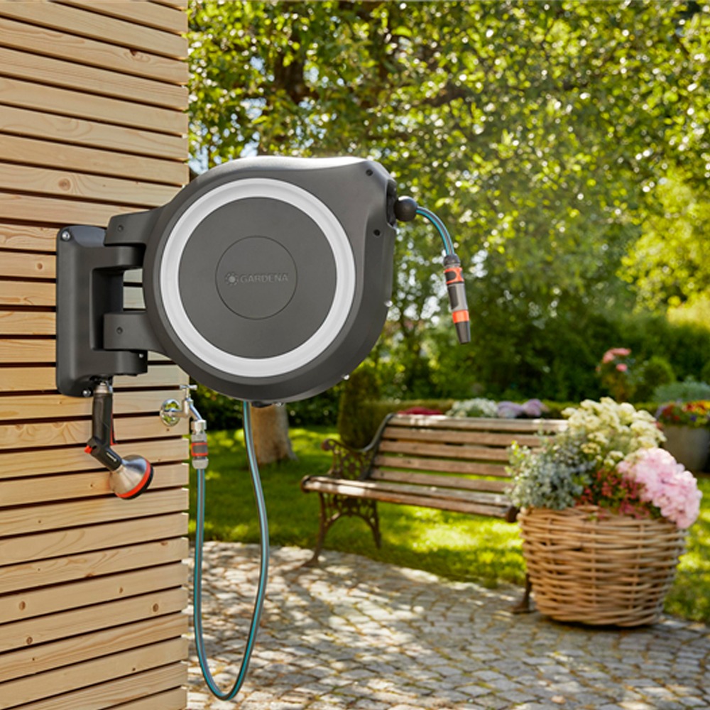 Gardena RollUp XL 30m slangeopruller i brug, viser slangen, der strækker sig ind i en frodig have.