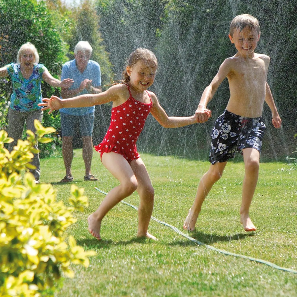 Hozelock sprinklerslange 15 m brugt som siveslange til effektiv vanding direkte ved planternes rødder
