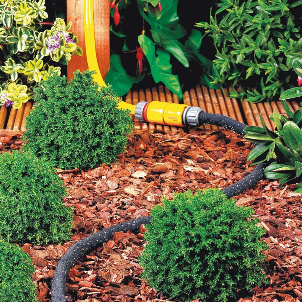 Hozelock siveslange 25 m i brug langs en række planter for ensartet vanding direkte ved rødderne